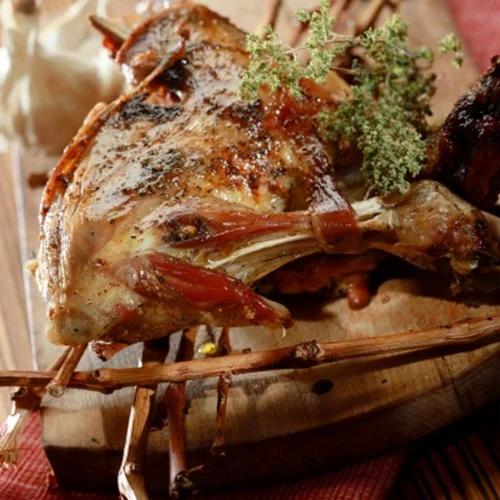 Αρνί ψημένο στα κλήματα από τον Δημήτρη Σκαρμούτσο